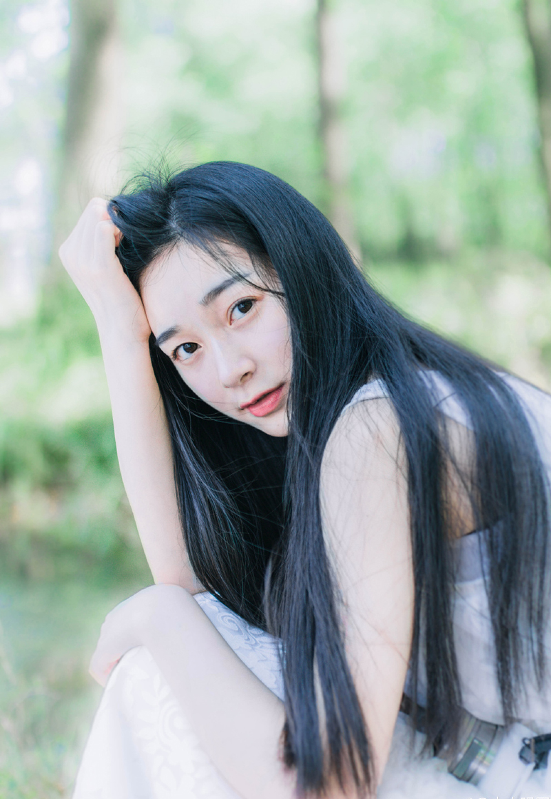 友谊能使人同舟共济，友谊能使人生活充实，五彩缤纷。